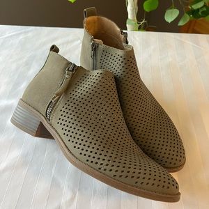 Woman’s sz- 9 Olive green Suede shoe boot